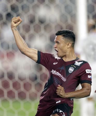 　神戸-広島　後半、先制ゴールを決め喜ぶ神戸・エリキ＝ノエスタ