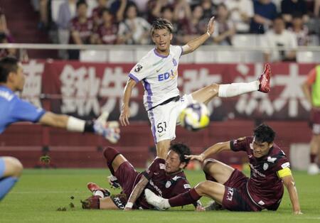 　前半、ゴールを狙う広島・加藤（奥）