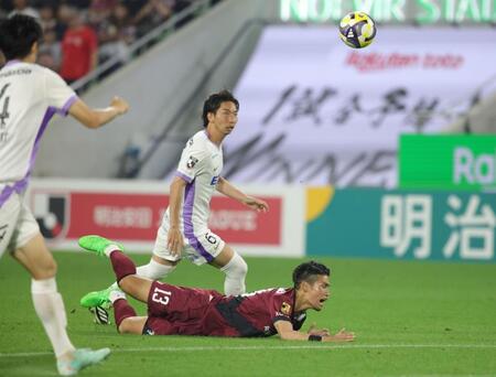　後半、ゴール前に攻め込むも倒される神戸・佐々木大樹（撮影・坂部計介）