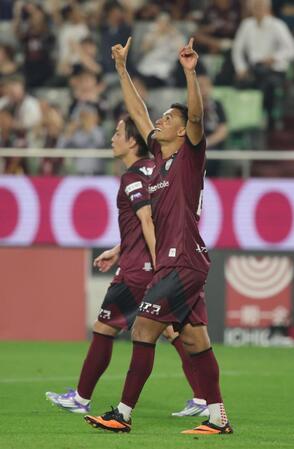 　後半、先制ゴールを決め喜ぶ神戸・エリキ（撮影・坂部計介）