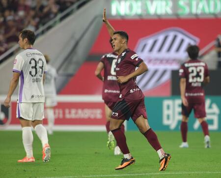 　後半、先制ゴールを決め喜ぶ神戸・エリキ（撮影・坂部計介）