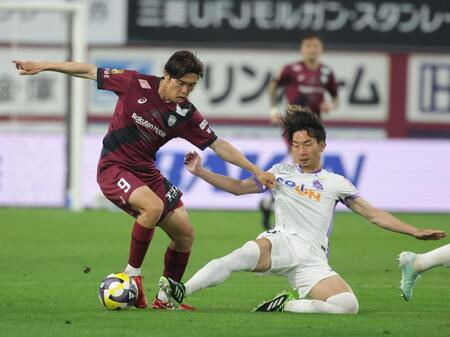 　後半、激しくゴール前に攻め込む神戸・宮代大聖（左）＝撮影・坂部計介