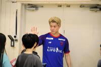 　児童とハイタッチするＦＣ東京のＭＦ俵積田晃太©ＦＣ　ＴＯＫＹＯ