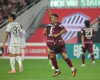 　後半、先制ゴールを決め喜ぶ神戸・エリキ（撮影・坂部計介）
