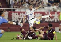 　前半、ゴールを狙う広島・加藤（奥）