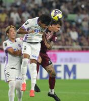 　前半、激しく競り合う広島・ジャーメイン良と神戸・マテウス・トゥーレル（撮影・坂部計介）