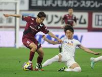 　後半、激しくゴール前に攻め込む神戸・宮代大聖（左）＝撮影・坂部計介