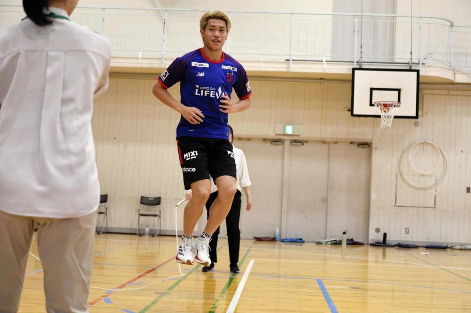 　大縄跳びに参加するＦＣ東京のＭＦ俵積田晃太©ＦＣ　ＴＯＫＹＯ
