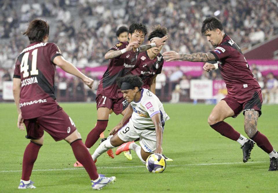 　後半、神戸ディフェンスに囲まれる広島・ジャーメイン（中央手前）