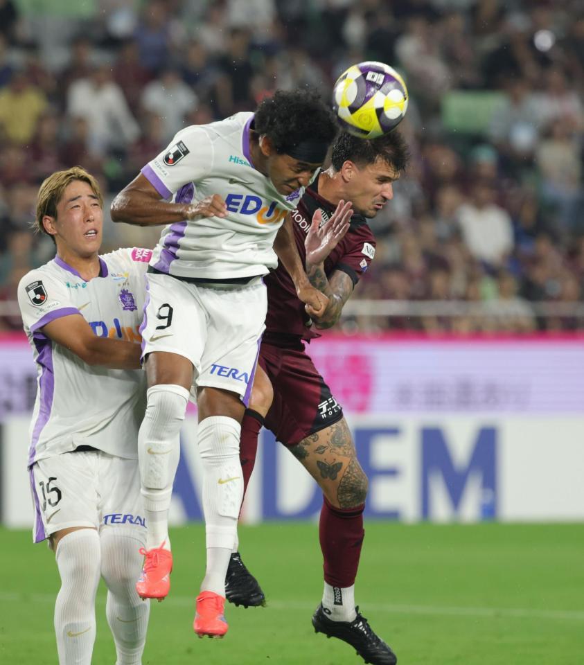 　前半、激しく競り合う広島・ジャーメイン良と神戸・マテウス・トゥーレル（撮影・坂部計介）