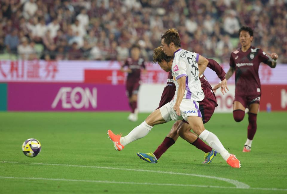 　前半、神戸・汰木康也はシュートを放つも決まらず（撮影・坂部計介）