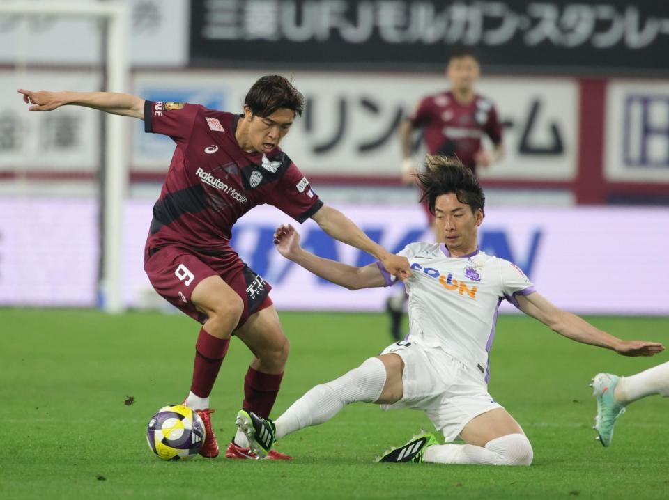 　後半、激しくゴール前に攻め込む神戸・宮代大聖（左）＝撮影・坂部計介