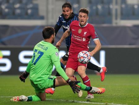 　リバプール所属のポルトガル代表ＦＷジョタ（手前右）＝２０２０年１１月（ゲッティ＝共同）