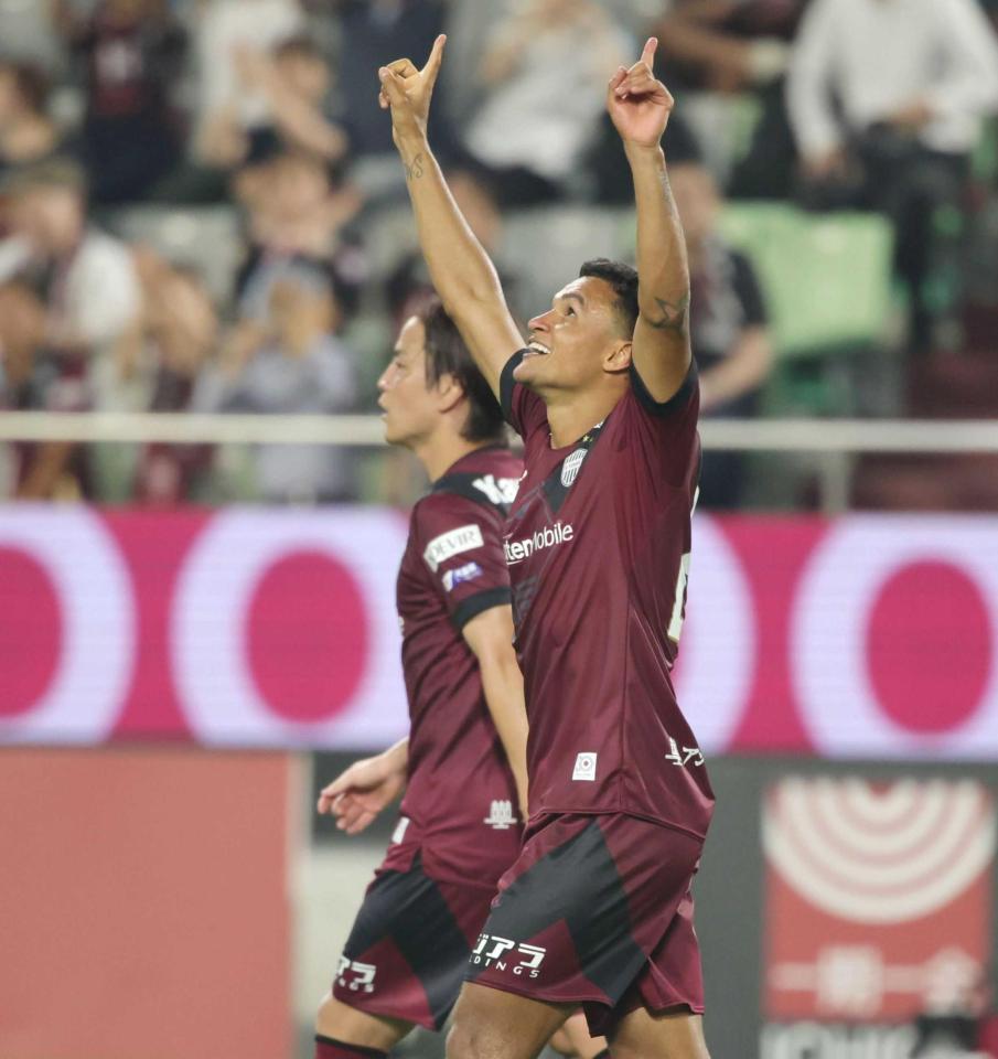 　後半、先制ゴールを決め喜ぶ神戸・エリキ