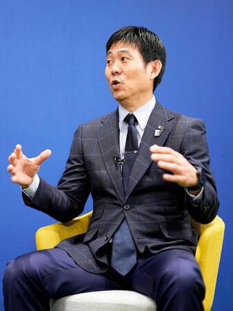 　対談する日本の森保一監督