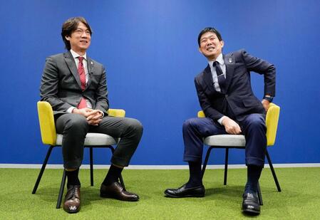 　対談で笑顔を見せる洪明甫監督（左）と森保一監督