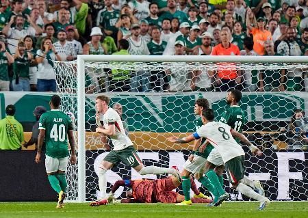 　パルメイラス戦の前半、先制ゴールを決め駆け出すチェルシーのパーマー（左から２人目）＝フィラデルフィア（共同）