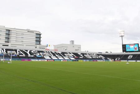 Ｊ１横浜ダービーで試合開始前から“大荒れ”　横浜Ｍサポーターが禁止行為の発煙筒・花火使用で挑発