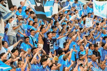 　横浜Ｍ戦で盛り上がる横浜ＦＣサポーター