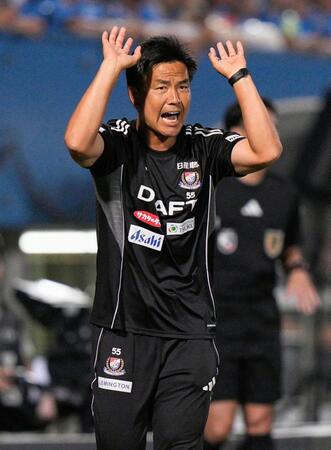 　前半、指示を出す横浜Ｍ・大島監督