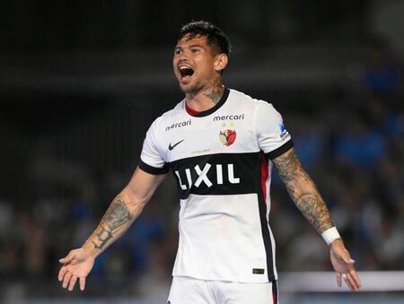 　前半、先制ゴールを決め喜ぶ鹿島・レオセアラ