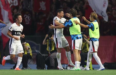 　前半、ゴールを決めて祝福される鹿島・レオセアラ（撮影・佐々木彰尚）