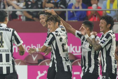 　前半、先制ゴールを決め、祝福を受ける神戸・扇原貴宏（左から２人目）＝撮影・坂部計介