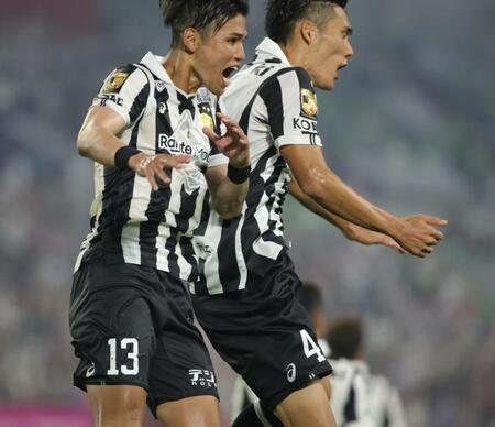 　チーム３点目のゴールを決めた佐々木大樹（左）は神戸・山川哲史とジャンプして喜ぶ（撮影・坂部計介）