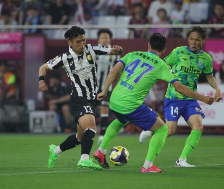　前半、神戸・佐々木大樹がシュートを放つも決まらず（撮影・坂部計介）