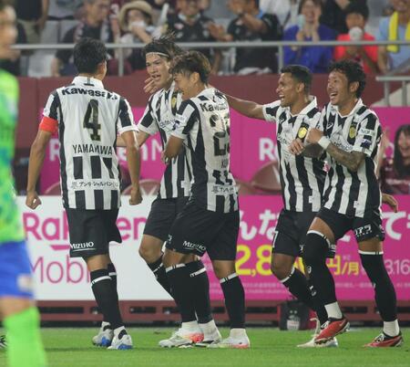 神戸が４発大勝で２位浮上　ＭＦ扇原の先制ダイレクトボレーさく裂　ＦＷ宮代が中押し、佐々木がダメ押し弾