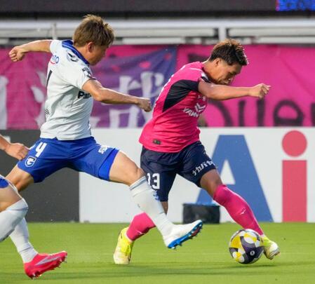 　前半、攻め込むＣ大阪・中島（右）