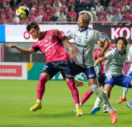 　前半、競り合うＣ大阪・中島（左）とＧ大阪・三浦