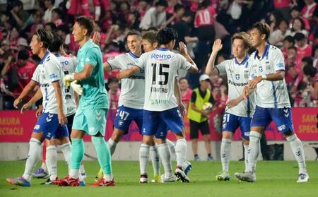 　Ｃ大阪に勝利し喜ぶＧ大阪イレブン