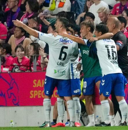 　後半、ゴールに喜ぶラビ（６）らＧ大阪イレブン