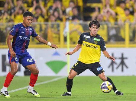 　柏-ＦＣ東京　前半、パスを受ける柏・久保（右）＝三協Ｆ柏