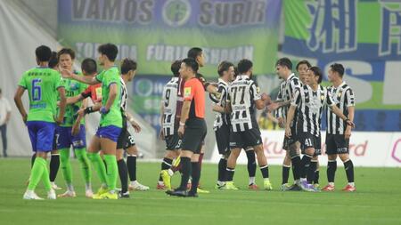 　湘南に快勝し、タッチをかわす神戸イレブン（撮影・坂部計介）