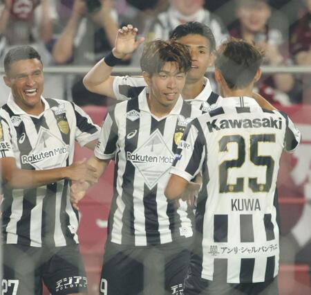 　後半、チーム２点目のゴールを決め、祝福される神戸・宮代大聖（中央）＝撮影・坂部計介