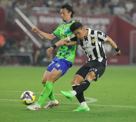 　後半、チーム３点目のゴールを決める神戸・佐々木大樹（撮影・坂部計介）