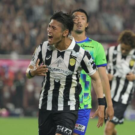 　後半、チーム３点目のゴールを決める神戸・佐々木大樹（撮影・坂部計介）