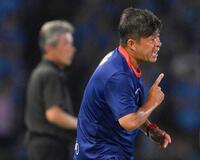 　前半、指示を出す鹿島・鬼木監督