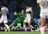 　前半、セーブする鹿島・ＧＫ早川