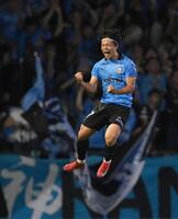 　前半終了間際、ゴールを決め、跳び上がって喜ぶ川崎・伊藤