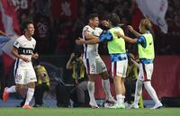 　前半、ゴールを決めて祝福される鹿島・レオセアラ（撮影・佐々木彰尚）