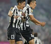 　チーム３点目のゴールを決めた佐々木大樹（左）は神戸・山川哲史とジャンプして喜ぶ（撮影・坂部計介）