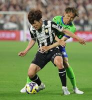 　前半、湘南・茨田陽生（右）と激しく競り合う神戸・宮代大聖（撮影・坂部計介）