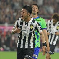 　後半、チーム３点目のゴールを決める神戸・佐々木大樹（撮影・坂部計介）