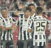 　後半、チーム２点目のゴールを決め、祝福される神戸・宮代大聖（中央）＝撮影・坂部計介