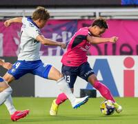 　前半、攻め込むＣ大阪・中島（右）