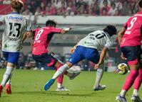 　後半、シュートを放つＣ大阪・香川（８）