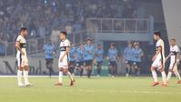 　後半、川崎・マルシーニョにゴールを決められ逆転を許した鹿島イレブン（撮影・佐々木彰尚）